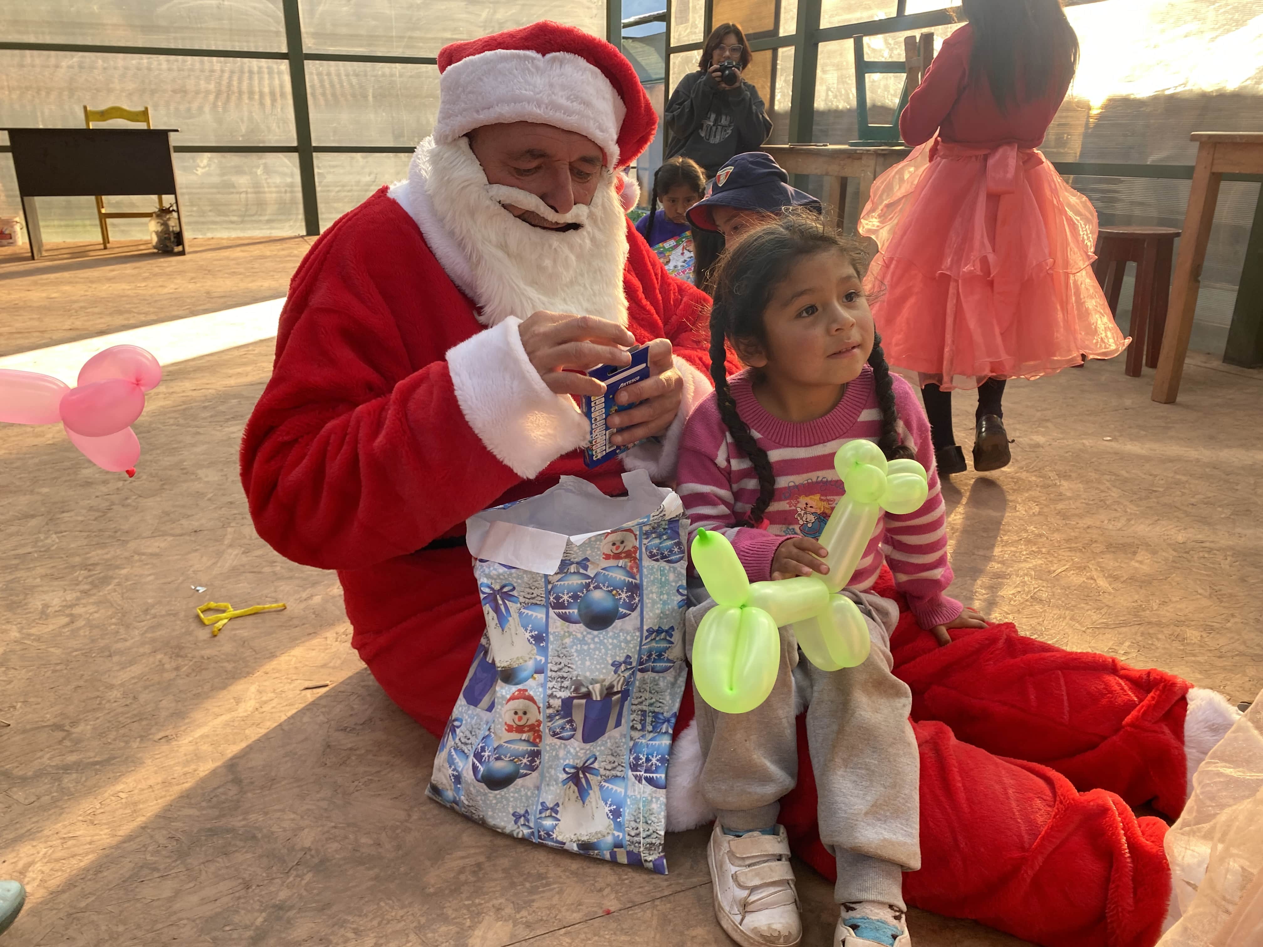 Santa with the kids at Picaflor House Santa with the kids at Picaflor House