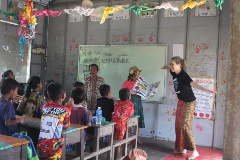 Volunteer teaching a class at Picaflor House