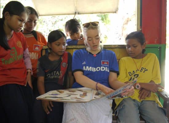 Volunteer support teacher in Cambodia"